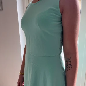 Mintgrön klänning  - Snygg mintgrön klänning från Primark med spetsdetaljer på ryggen. Klänningen är kortärmas och har en passform och material som passar perfekt för varma dagar. Perfekt till sommaren. Säljer då den är för liten för mig. Storleken är 158/164 men passar XS.