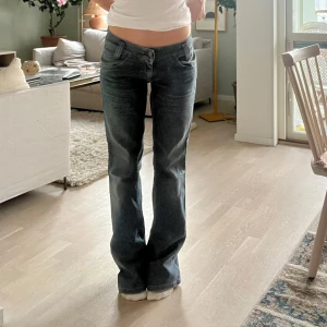 Lågmidjade lee jeans - Lågmidjade bootcut jeans från lee. Midjemått 36 cm, innerbenslängd 84 cm, säljer då de var för långa för mig. Köp via köp nu❤️❤️