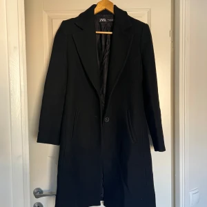 Zara kappa - Svart kappa från Zara. Utmärkt skick!