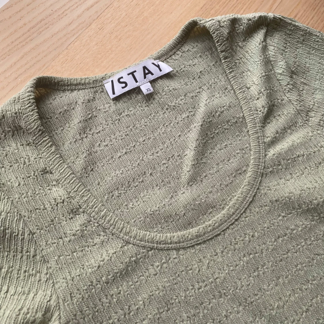 Croppad kortärmad topp - 1