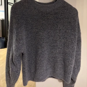 Grå stickad tröja från H&M - Mysig grå stickad tröja från H&M med rund hals och långa ärmar. 