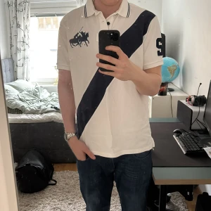 Vit pikétröja från Ralph Lauren - Säljer min vita piké ifrån Ralph lauren den är i strl Xl så om man letar efter en snygg piké i en lite mer baggy fit så är denna perfekt. Finns inget slitage på den och inga fläckar eller liknande. Bara att skriva om de är några frågor.//Mvh Gustav😃