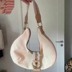 Handväska - Snygg handväska från Benetton som ny i skicket och har inga defekter. Rymmer en del och har ett innerfack.  Kan stängas med både dragkedja och magnet på utsidan under flärpen på tredje bilden💞