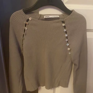 Beige topp från Zara - Jättefin populär topp från Zara🤍 superfint skick och aldrig använt! Storlek m men passar även xs-s