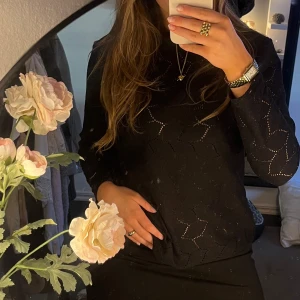 Svart långärmad topp från JDY - Säljer en svart långärmad topp från JDY med ett diskret hålmönster. Jättefin tröja i ett bra skick ❤️😍passar M-S storleksmässigt 