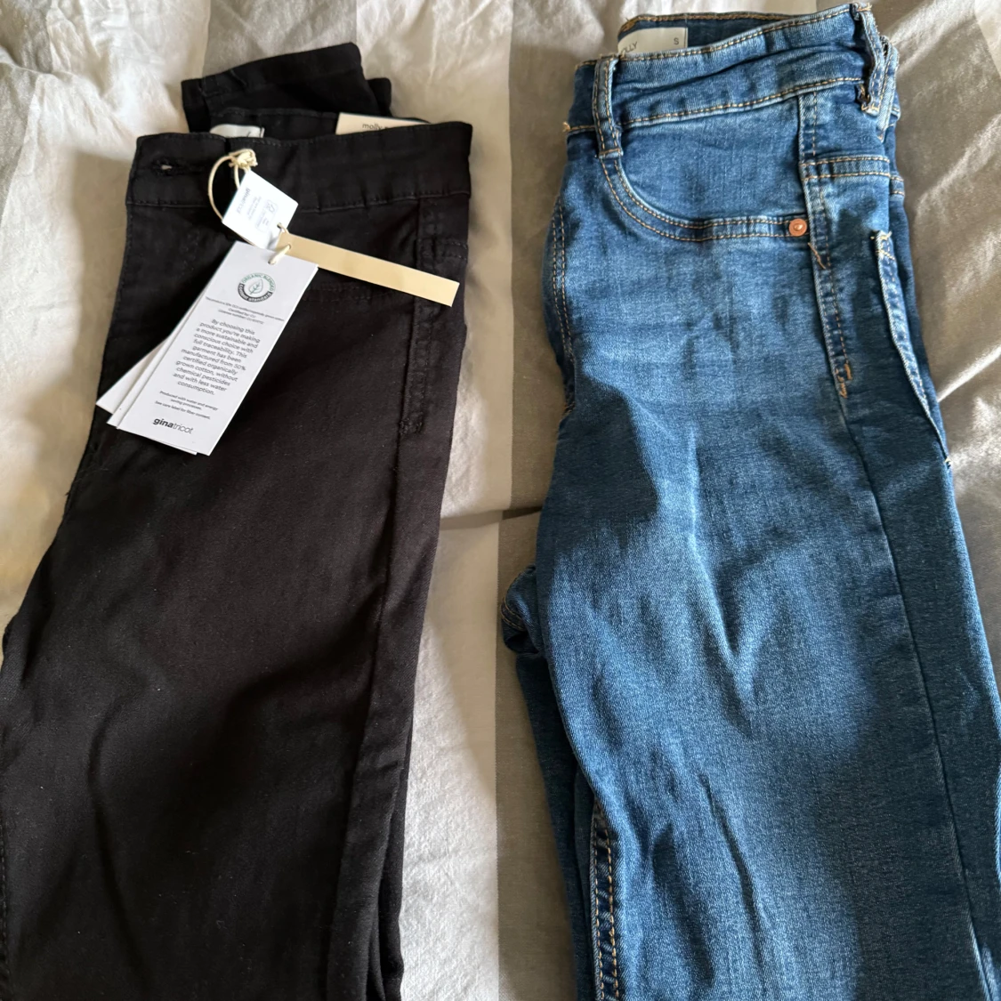 Svarta och blå jeans