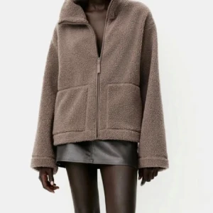 Brun teddyjacka från hm - Trendig teddy jacka från hm som är perfekt till våren!💕 använd men har inga defekter.💕