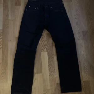 Svarta Levi’s 501 - Svarta Levi’s 501 i fint skick! I storlek W30, L30