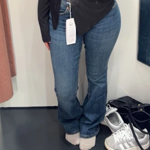 Blå jeansbyxor - Snygga blå jeansbyxor med en klassisk straight passform. Perfekta för en avslappnad stil. De har en normal midja och är tillverkade i ett slitstarkt denimtyg.