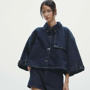 Mörkblå jeansjacka - Säljer min jeans jacka från zara som är helt slutsåld i butik och på hemsidan. Helt ny, prislapp kvar. Hör av dig ifall du vill köpa 💛 Har en i XS med