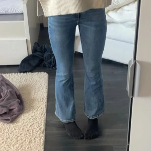 Blå bootcut jeans  - blå bootcut jeans från bikbok. De är bootcut med en hög midja. Köpta för 399 och är i bra skick utan skador💕pris kan diskuteras💕