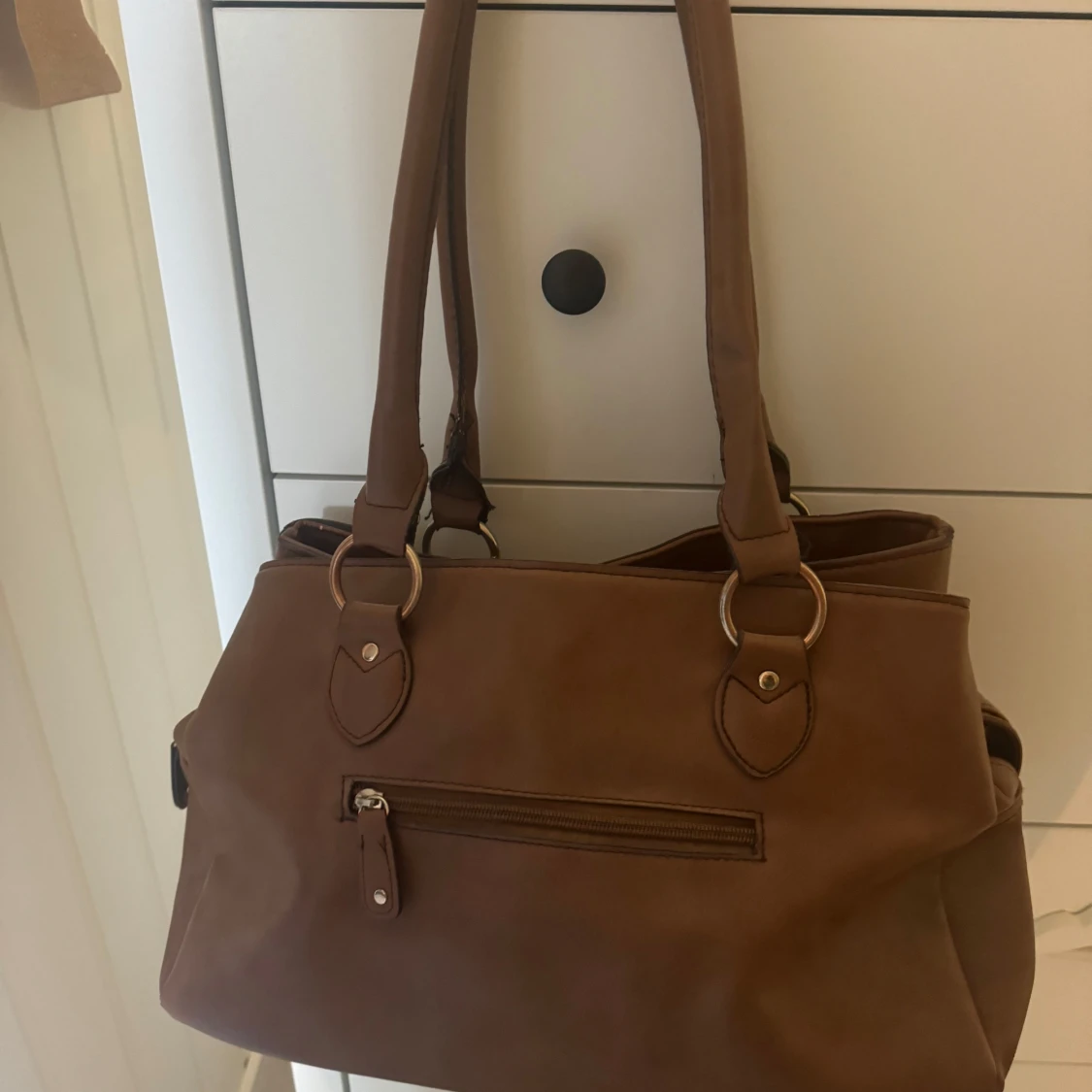 Brun axelväska med hänglåsdetalj - 1