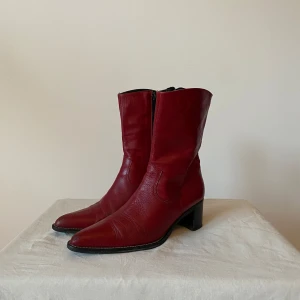 Italienska boots - Jättefina unika boots producerade i Italien. Vintage med högkvalitativt läder som är mjukt och fint men tåligt. Otroligt bekväma att gå i och i bra skick  - sulorna är hela och behöver inte sulas/ klackas om. 
