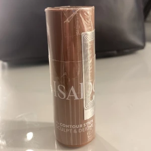 Contour Stick i nyansen Warm Mocha från IsaDora - IsaDora Contour Stick i färgen Warm Mocha. Perfekt för att skulptera och definiera ansiktet. Produkten är vegansk, kliniskt testad och doftfri. Enkel att applicera och blanda för en naturlig look.