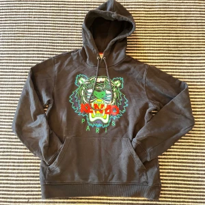 Kenzo Paris tröja - Tja! Säljer nu en fett kenzo paris tröja! Med värde på 2499 tröjan är självklart äkta! Priser är inte hugget i sten 🪨 För fler bilder eller frågor kom privat!❗️