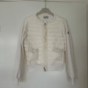 Moncler cardigan - Super fin moncler cardigan i storlek 1/s. Köpt på vinted för 6000 kr men säljer då den inte passar min stil. Knappt använd så i super bra skick. Hör av er vid frågor🤍BYTER GÄRNA MOT EN SVART