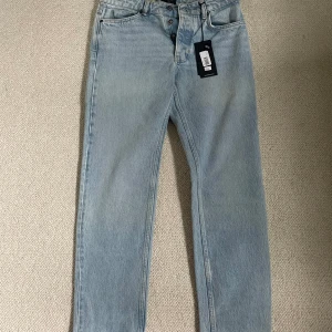 Neuw Ray Straight Jeans - Hej! Här är ett par snygga ljusblå jeans från Neuw med klassisk femficksdesign. De har en rak passform och är tillverkade i ett slitstarkt denimtyg. Perfekta för en avslappnad stil. Helt nya och onavända med prislapp kvar. Pris 1299 kr