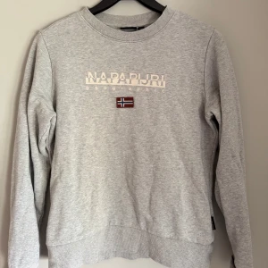 Grå sweatshirt från Napapijri - Storlek S i dammodell 