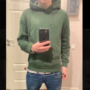 Grön hoodie - Grön hoodie i storlek S, använd men i bra skick. Hör av er vid mer frågor eller bilder pris kan diskuteras. 