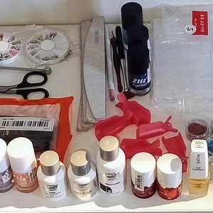 Nagelvårdsset med gellack och dekorationer - Ett komplett nagelvårdsset med flera färger av Ztiz gellack, Depend Gel iQ pre-cleanser och remover, samt Isadora nagelbehandling. Inkluderar även nageldekorationer i olika färger och former, nagelklämmor och nagelfilar. Perfekt för att skapa unika nageldesigner hemma.