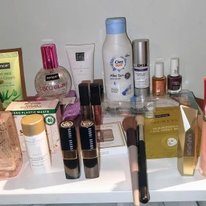Stort skönhetspaket - Massor av olika smink och skönhetsprodukter från bla Rituals, Sence, Essie m.m