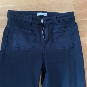Mörkblå jeans från Mango  - Mörkblå jeans från Mango. Använda några gånger. Nypris 370 men säljer för 300. Storlek 152. Kan diskutera pris 💕
