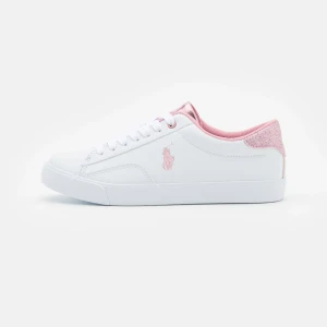 Ralph Lauren skor - Snygga vita sneakers med rosa glittriga detaljer och snörning. Perfekta för en stilren look med en touch av färg. Märkets logga syns på sidan i rosa. Dem är ifrån Ralph lauren och är använda en gång. Helt slutsålda på hemsidan!