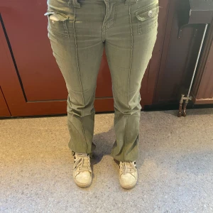Gröna jeans  - Snygga gröna jeans från hm. Säljer då dom inte kommer till andvänding. Ser inga tecken på andväninh men dom är andvända.stolek S