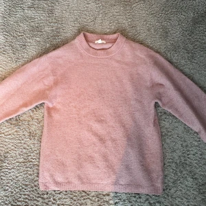 Rosa stickad tröja från H&M - Super snygg tröja från Hm!! Använd några gånger men fortfarande i fint skick!!💕💕