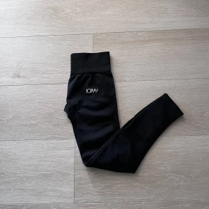 Svarta tights från ICANIWILL - Svarta tights från ICANIWILL med hög midja och diskret logga på låret. Stretchigt material som passar perfekt till träning. Snygg och tight passform.