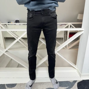 Svarta jeansbyxor- Replay  - Säljer ett par svarta slim jeansbyxor med klassisk femficksdesign och dragkedja. Byxorna har en smal passform och normal midja, perfekta till vardags. Snygga och stilrena, passar till det mesta. Nypris 1700 kr.