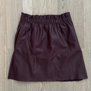 Burgundy Zara skinnkjol - Superfin vinröd kjol från Zara