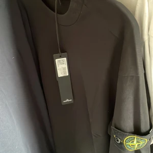 Stone island tröja  - Säljer en sprillans ny stone Island tröja då den inte sitte så bra på mig. Tröjan är i storlek S och är fel fri. 