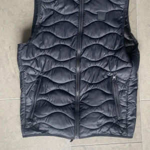 Svart Jack and Jones väst - Denna västen är perfekt för din stil varma samt kalla dagar. Nästan inte använd, skick 9/10 mer info i dm