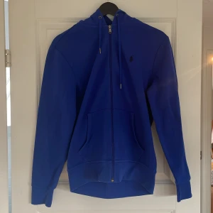 Blå hoodie från Polo Ralph Lauren - Säljer min Ralph lauren hoodie eftersom den är för liten för mig. Storlek XS