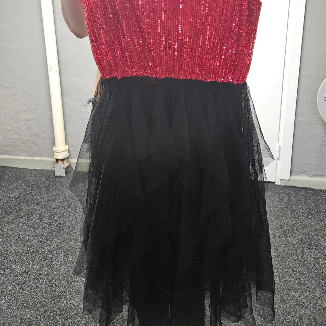 Röd paljettklänning med svart tyllkjol - 1