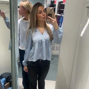 Blus Vero Moda - Blus i satinliknande material från Vero Moda! Som ny❤️