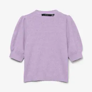 Superfin ljuslila stickad tröja från Vero Moda med puffärmar och rund hals. Perfekt för att liva upp garderoben med en mjuk och trendig färg. Tröjan har trekvartsärm och ribbade muddar.