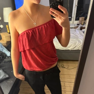 Röd offshoulder topp - Säljer en röd offshoulder topp med volang. 
