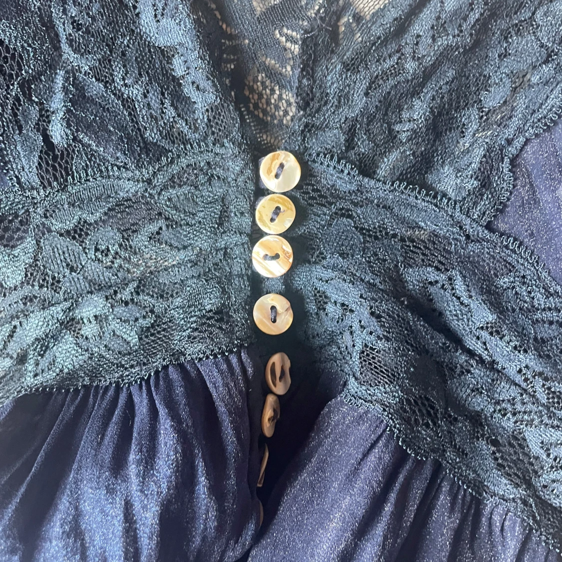 Mörkblå blus med spets och knappar - 2