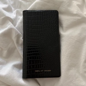 Ideal Of Sweden Skal - Svart plånboksskal från Ideal of sweden. I modellen Iphone 11💕 Det är ett skal som man sätter ett magnetskal i. Är endast använt tre gånger. Nypris 399🥰