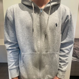 Grå Polo Ralph Lauren kofta - Klassisk grå hoodie med dragkedja och huva från Polo Ralph Lauren