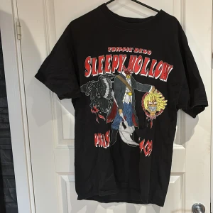 Svart Trippie Redd t-shirt med tryck - Cool svart t-shirt med stort märke både fram och bak. Merch från Trippie Redd 2020. Säljer för 500