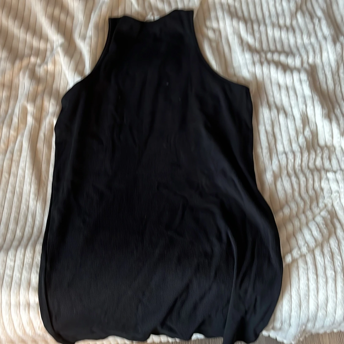 Svart ribbad ärmlös klänning från H&M - 3