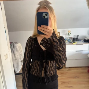 Genomskinlig tröja/blus - Genomskinlig tröja/blus med ett vackert mönster. Luftig och sval som är passande till sommaren. Har två knyten framtil. Storlek XS men har stretch och lösare passform. Skulle även passa M. Skriv vid fråga 😙