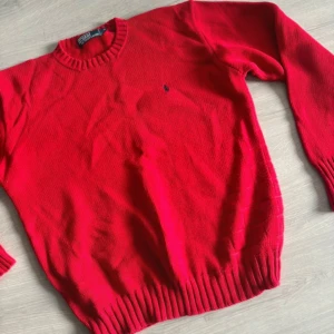 Polo ralph lauren tröja - Stickad tröja från polo Ralph lauren. Skick 8/10 storlek M. Skriv för mer bilder/ funderingar
