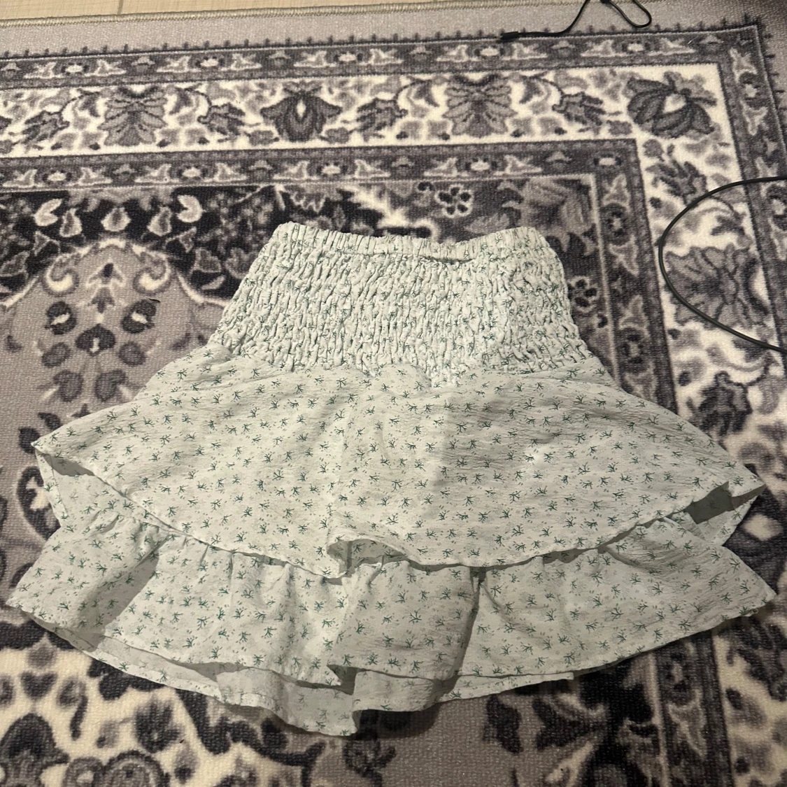 Ljusgrön blommig volangkjol