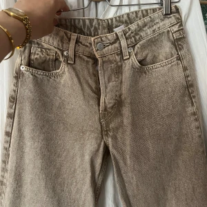 Beige raka jeans - Ett par jättefina jeans från hm! Är större i storleken då jag egentligen är en 36 men kan ha dessa💓är mer kallt beiga i verkligheten!