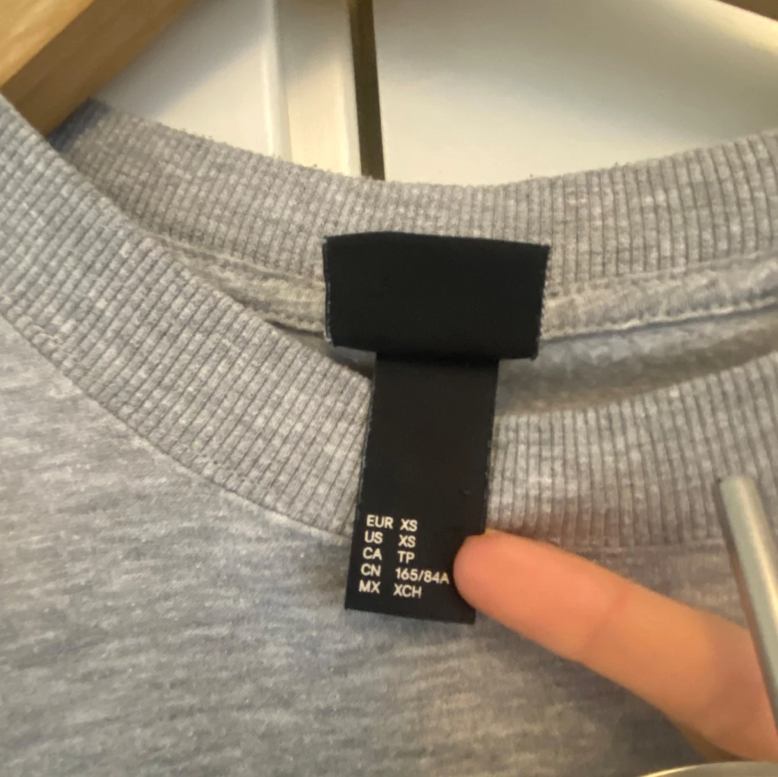 Grå sweatshirt med Tokyo-tryck - 1