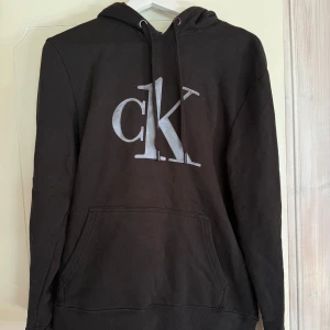 🖤Svart hoodie Calvin Klein🖤Herr/man/unisex - Säljer en svart hoodie från Calvin Klein med stor silverfärgad CK-logga på bröstet. Den är i stl M och i ett bra skick🖤